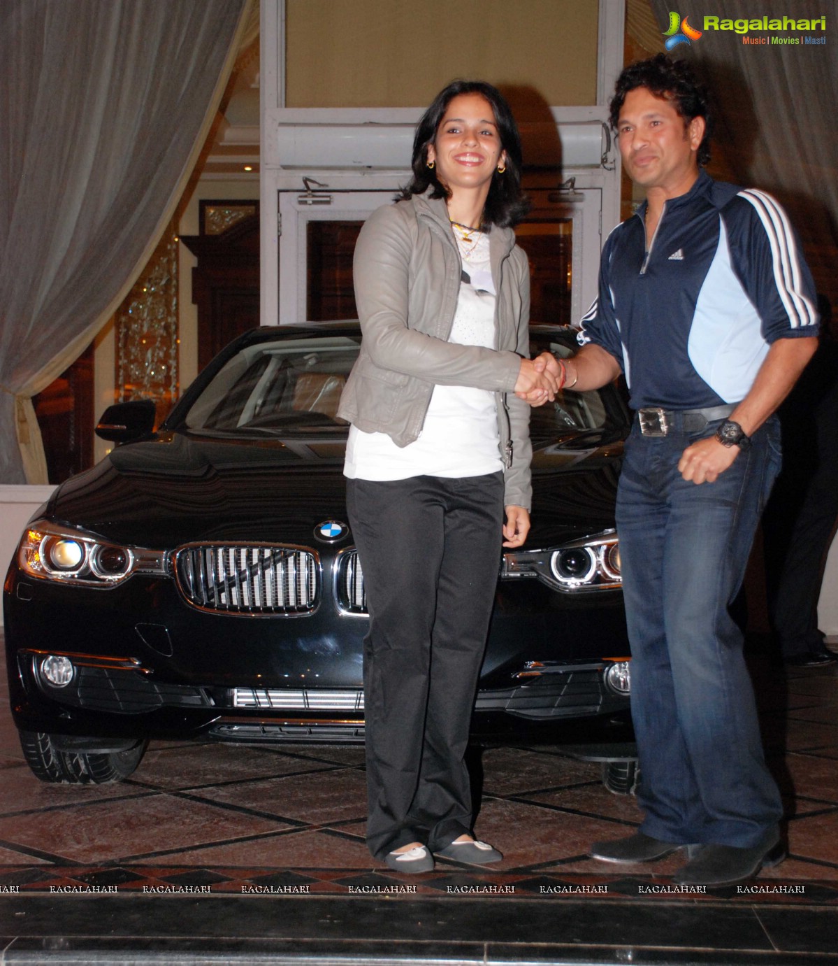 Saina Nehwal receives BMW Car from Sachin Tendulkar
