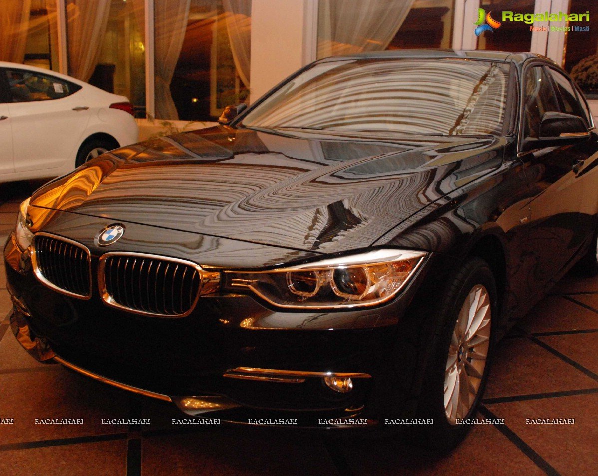 Saina Nehwal receives BMW Car from Sachin Tendulkar