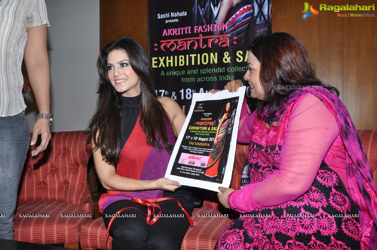 Sunny Leone Promotes Akriti Fashion Mantras Exhibition/Sale