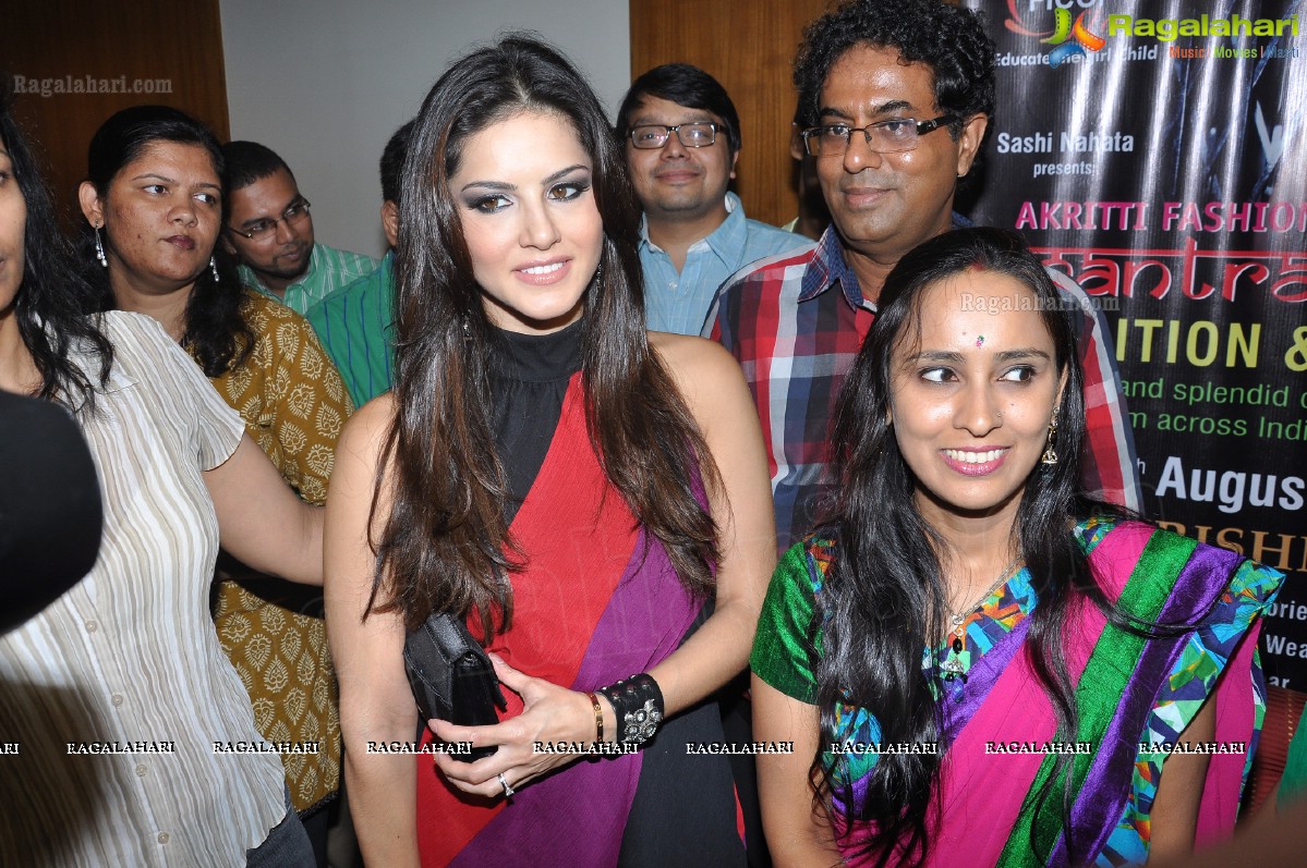 Sunny Leone Promotes Akriti Fashion Mantras Exhibition/Sale