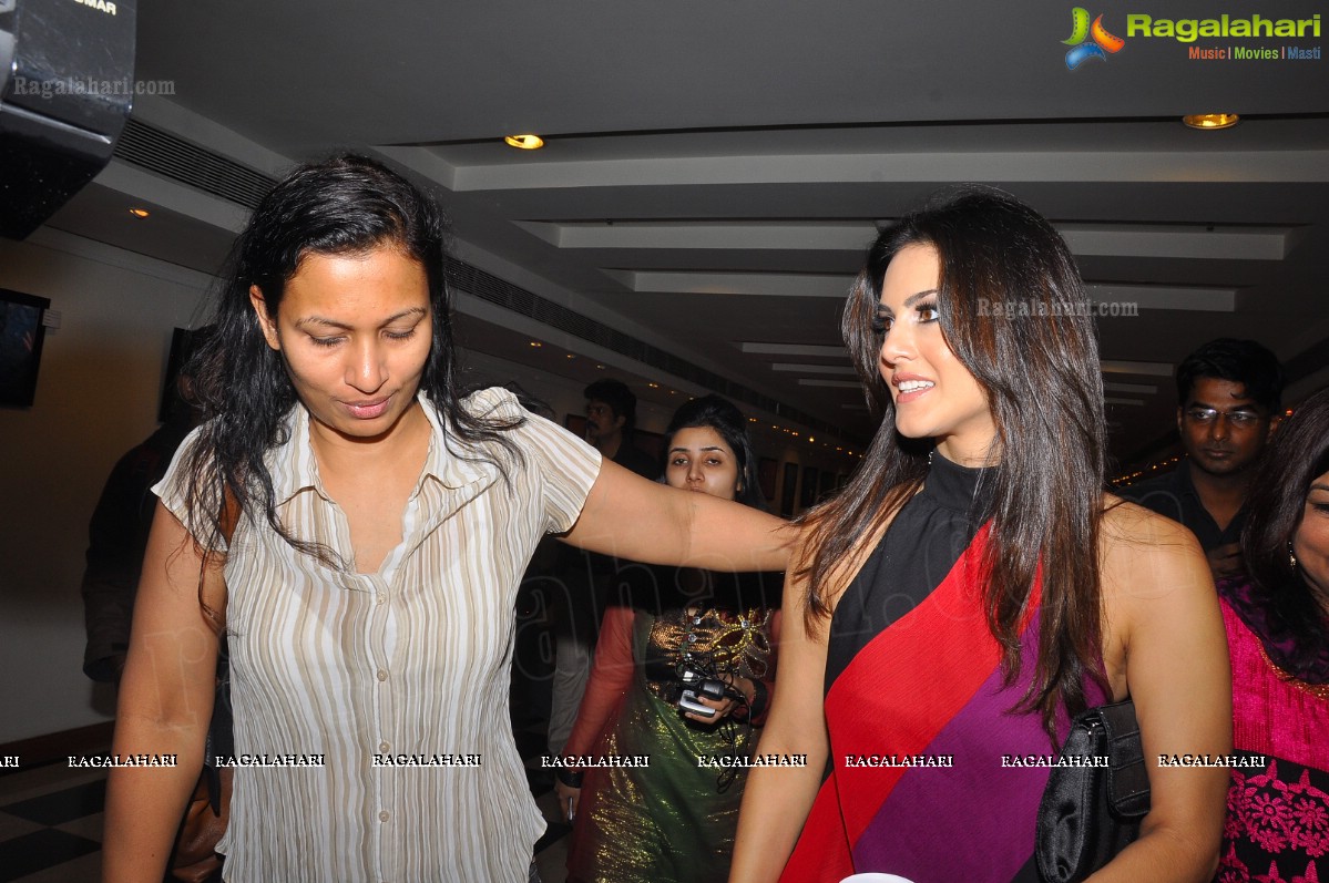 Sunny Leone Promotes Akriti Fashion Mantras Exhibition/Sale