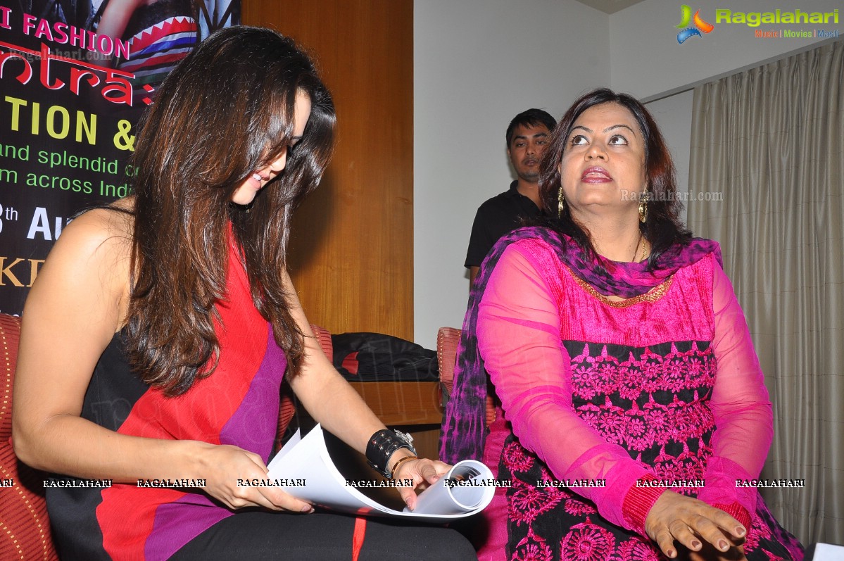 Sunny Leone Promotes Akriti Fashion Mantras Exhibition/Sale