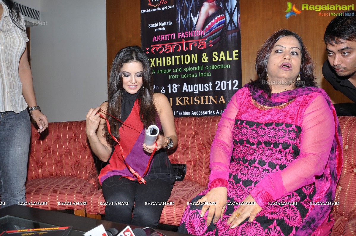 Sunny Leone Promotes Akriti Fashion Mantras Exhibition/Sale