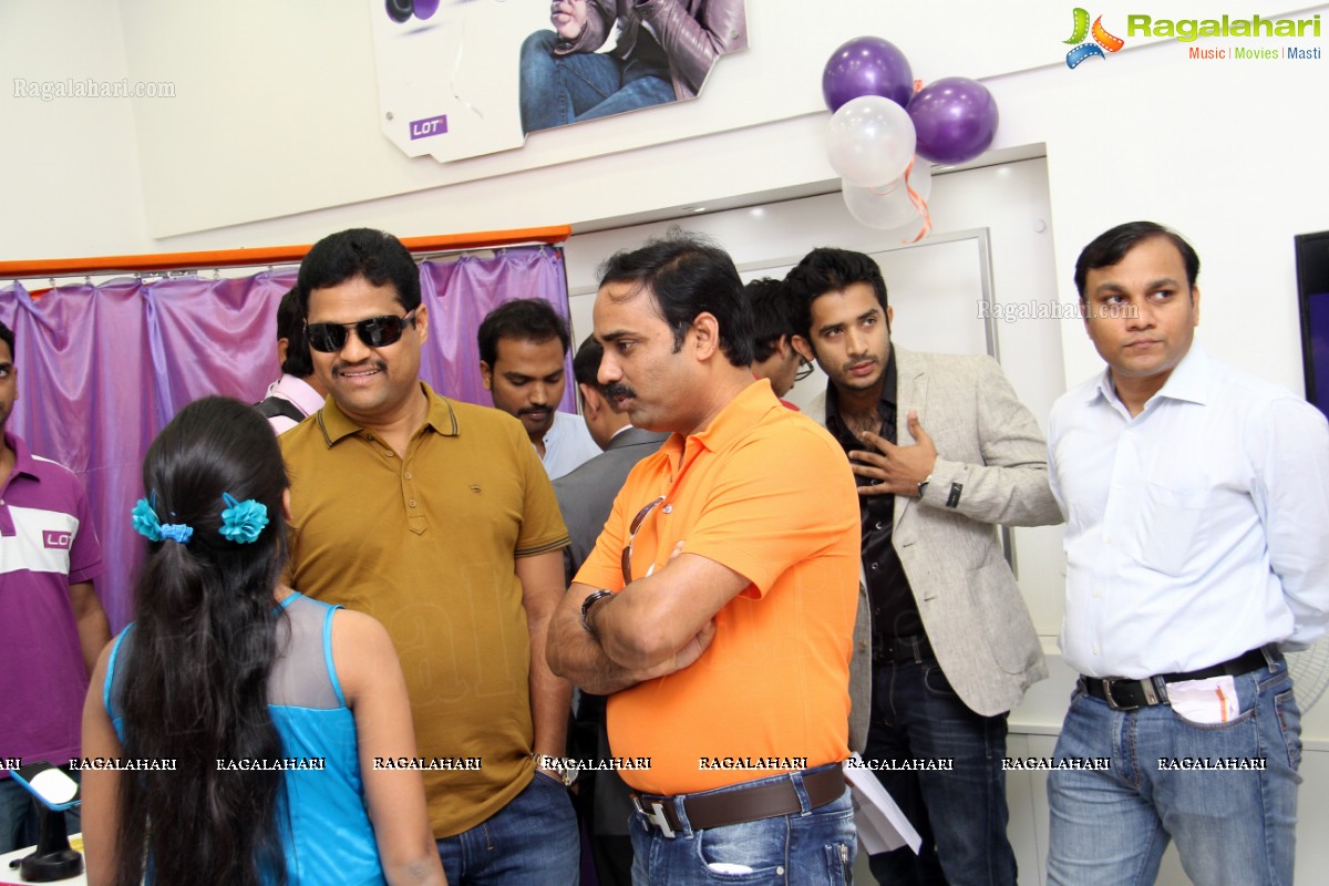 Allu Arjun inaugurates LOT Mobiles Showroom at Ameerpet, Hyderabad