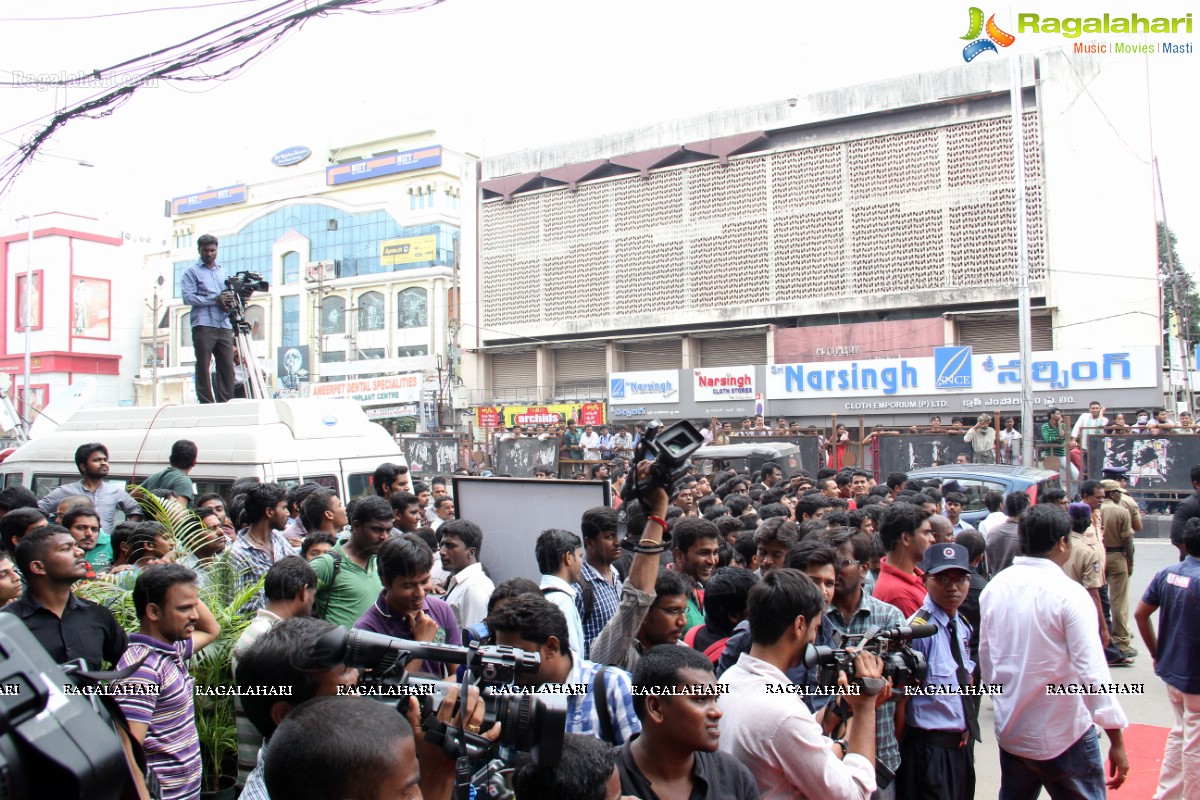 Allu Arjun inaugurates LOT Mobiles Showroom at Ameerpet, Hyderabad