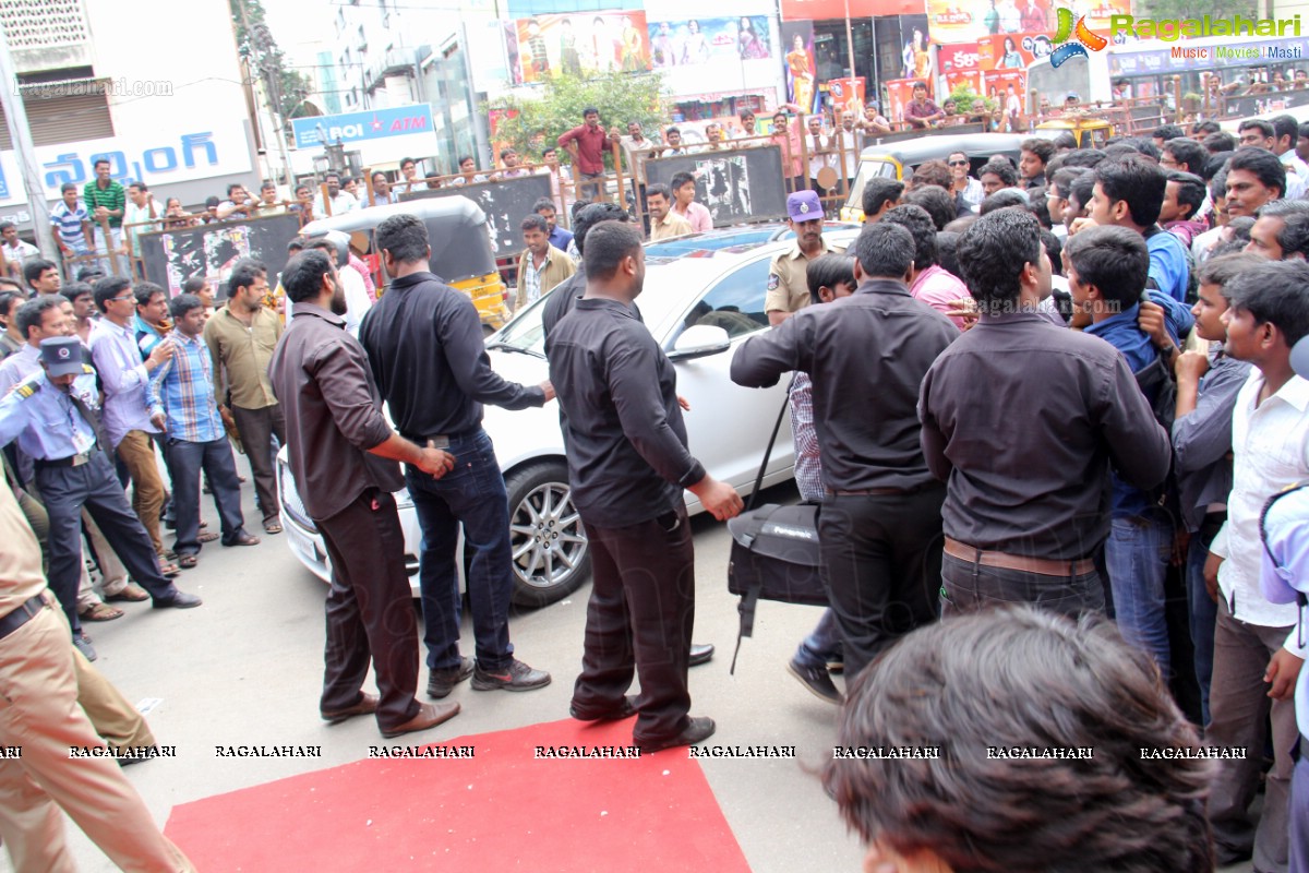 Allu Arjun inaugurates LOT Mobiles Showroom at Ameerpet, Hyderabad