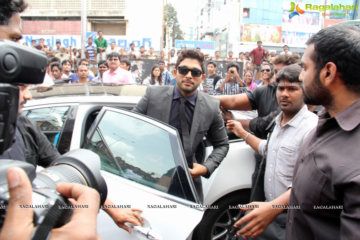 Allu Arjun inaugurates LOT Mobiles Showroom at Ameerpet, Hyderabad