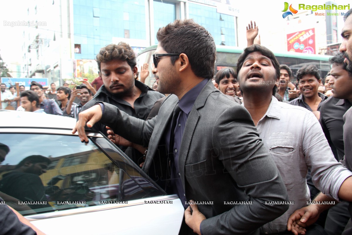 Allu Arjun inaugurates LOT Mobiles Showroom at Ameerpet, Hyderabad