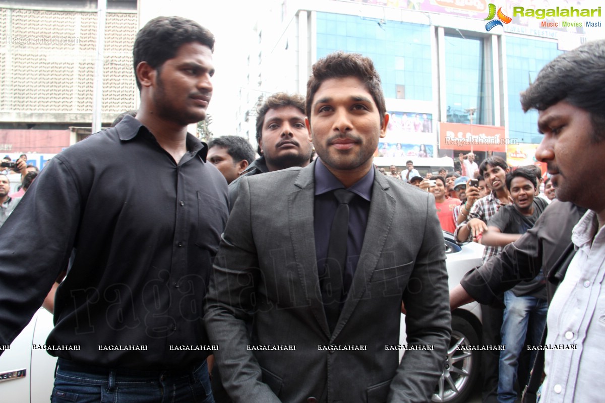 Allu Arjun inaugurates LOT Mobiles Showroom at Ameerpet, Hyderabad