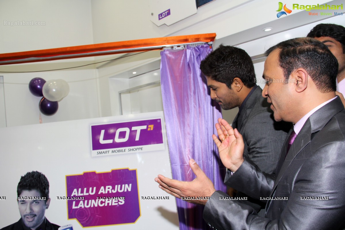 Allu Arjun inaugurates LOT Mobiles Showroom at Ameerpet, Hyderabad