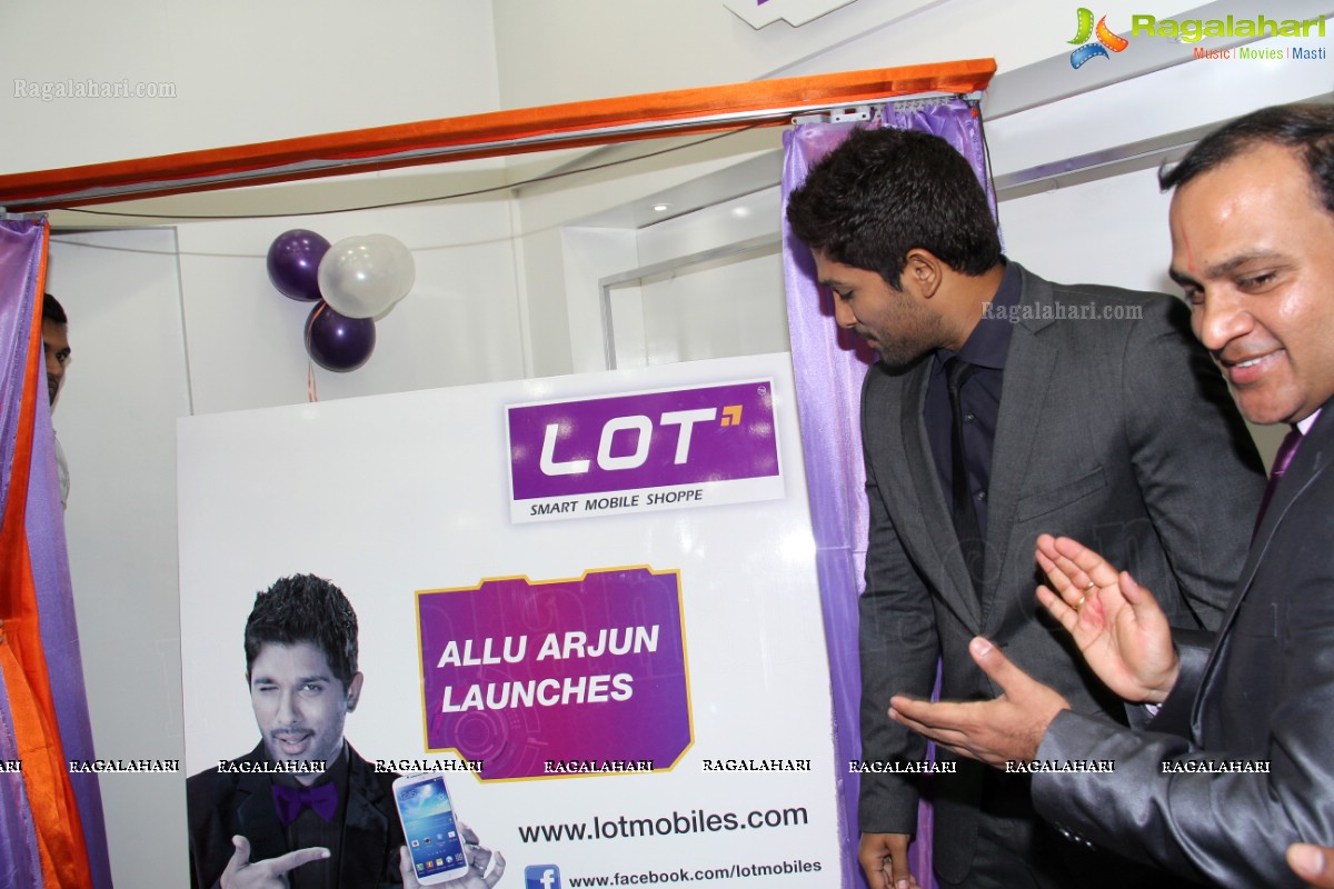 Allu Arjun inaugurates LOT Mobiles Showroom at Ameerpet, Hyderabad