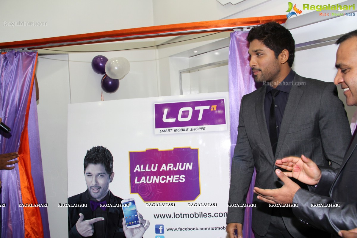 Allu Arjun inaugurates LOT Mobiles Showroom at Ameerpet, Hyderabad