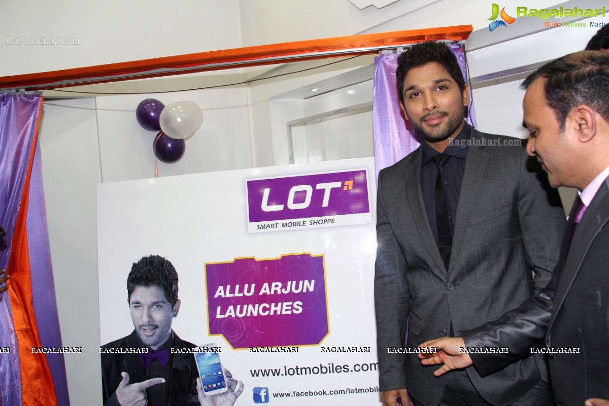 Allu Arjun inaugurates LOT Mobiles Showroom at Ameerpet, Hyderabad