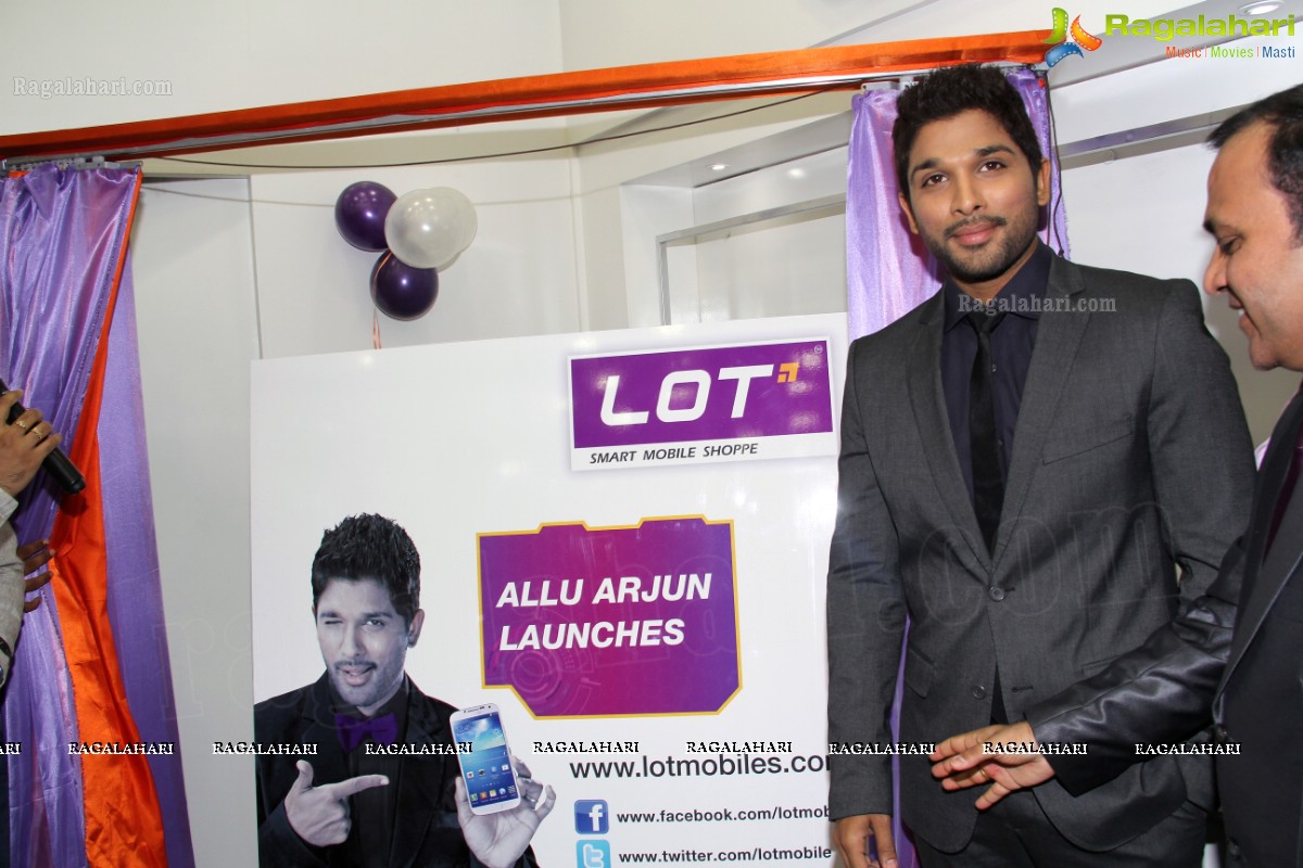 Allu Arjun inaugurates LOT Mobiles Showroom at Ameerpet, Hyderabad