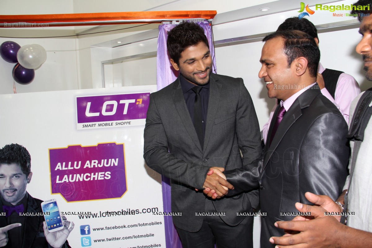 Allu Arjun inaugurates LOT Mobiles Showroom at Ameerpet, Hyderabad