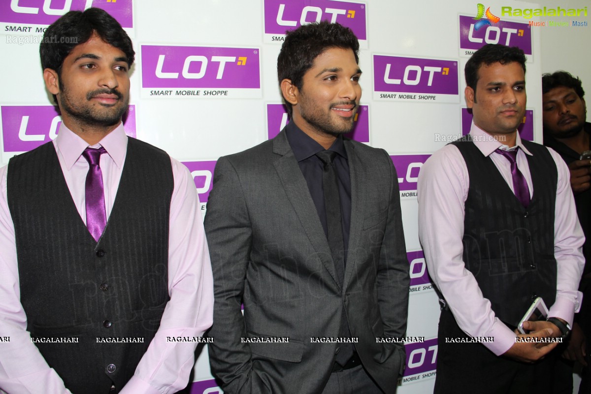 Allu Arjun inaugurates LOT Mobiles Showroom at Ameerpet, Hyderabad