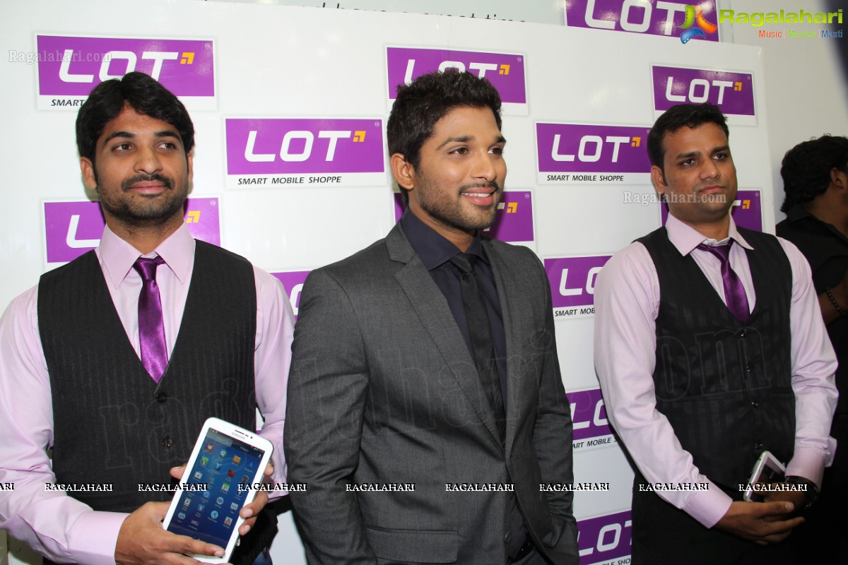 Allu Arjun inaugurates LOT Mobiles Showroom at Ameerpet, Hyderabad