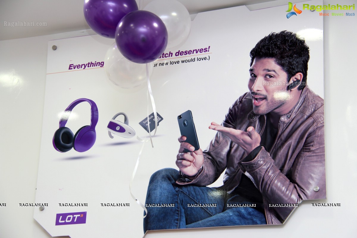 Allu Arjun inaugurates LOT Mobiles Showroom at Ameerpet, Hyderabad