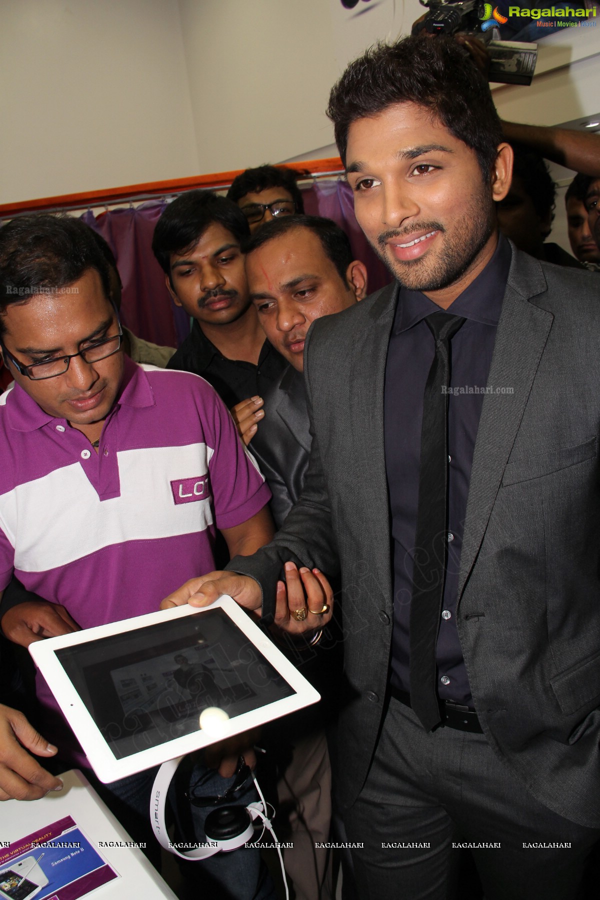 Allu Arjun inaugurates LOT Mobiles Showroom at Ameerpet, Hyderabad