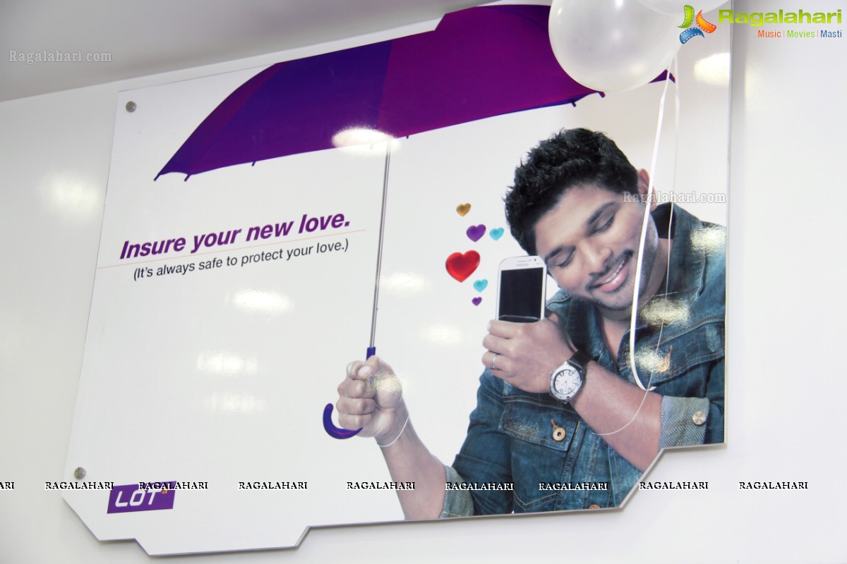 Allu Arjun inaugurates LOT Mobiles Showroom at Ameerpet, Hyderabad