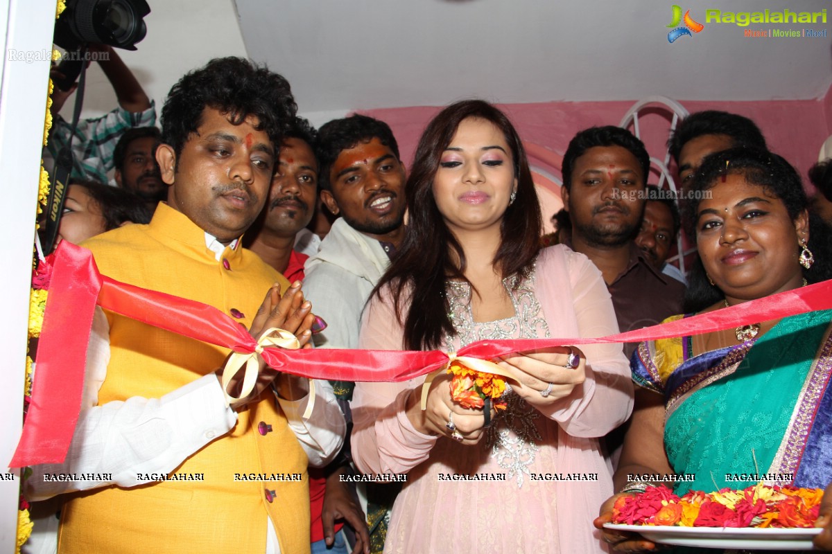 Isha Chawla inaugurates L'Oreal De'Charms at Jubilee Hills, Hyderabad