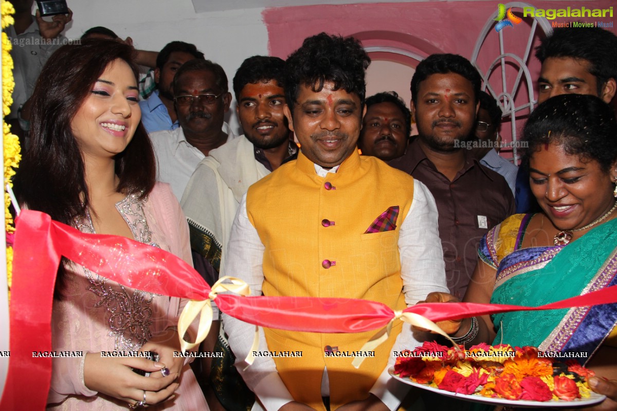 Isha Chawla inaugurates L'Oreal De'Charms at Jubilee Hills, Hyderabad