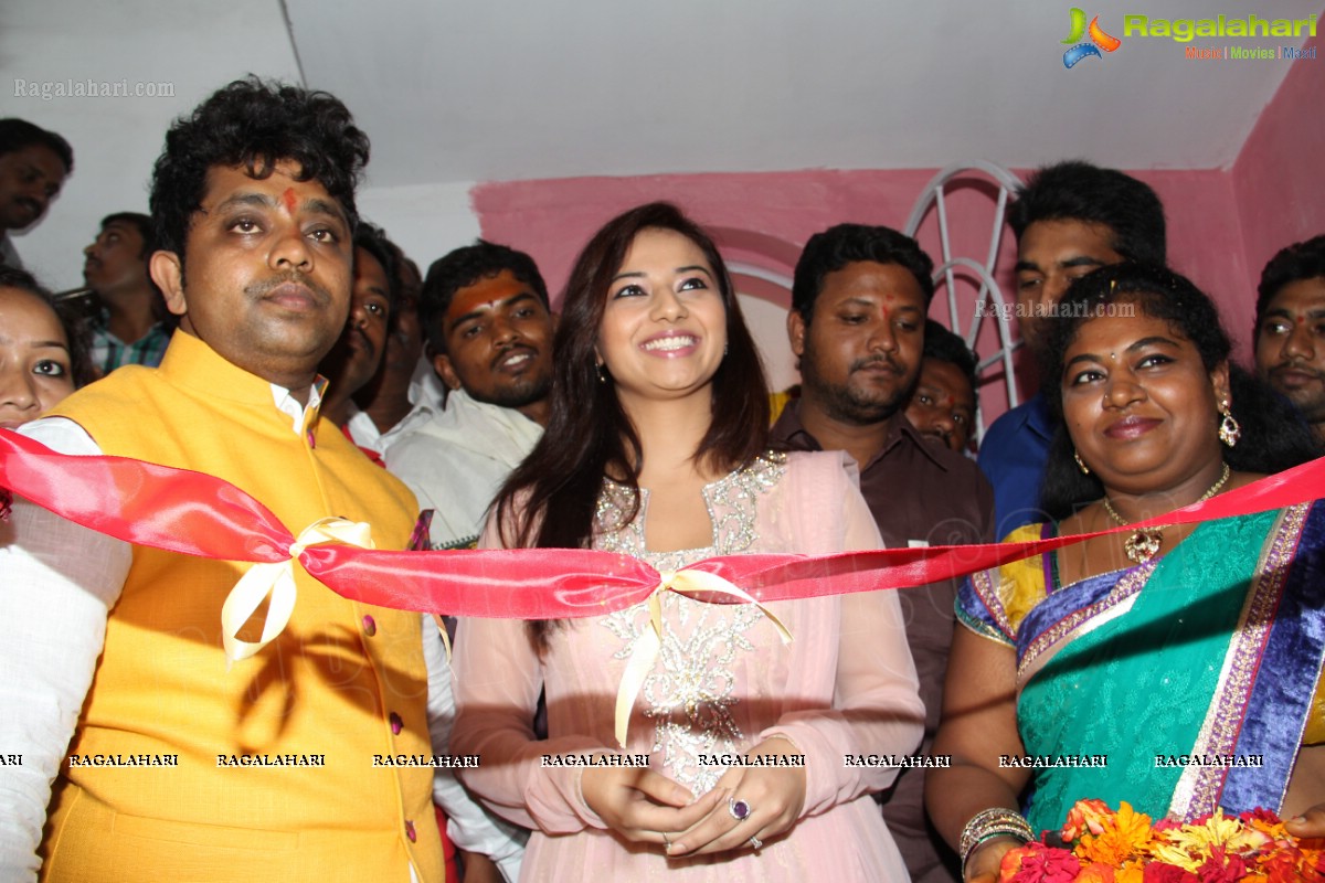 Isha Chawla inaugurates L'Oreal De'Charms at Jubilee Hills, Hyderabad