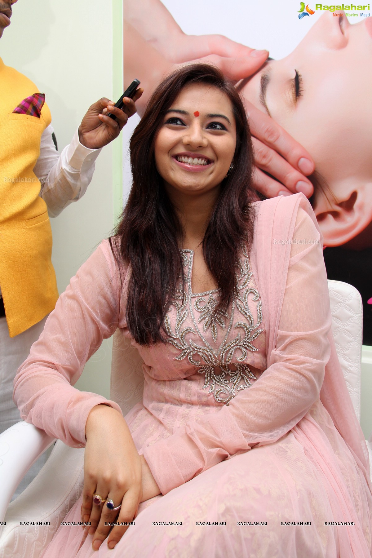 Isha Chawla inaugurates L'Oreal De'Charms at Jubilee Hills, Hyderabad