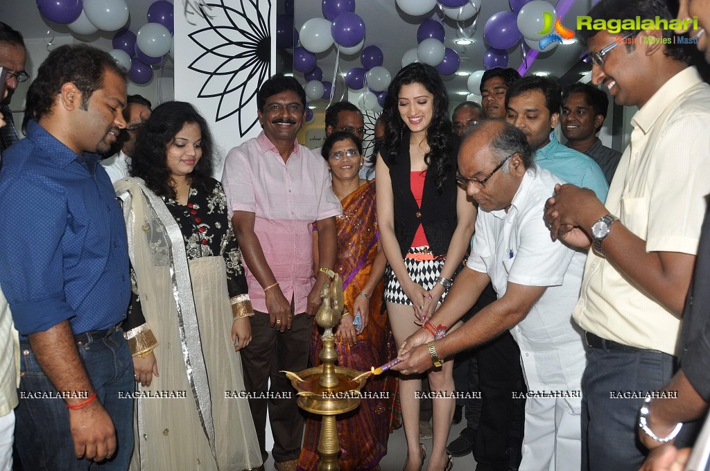 Richa Panai inaugurates Naturals-Hair & Beauty Unisex Salon & Spa at Dilsukhnagar, Hyderabad