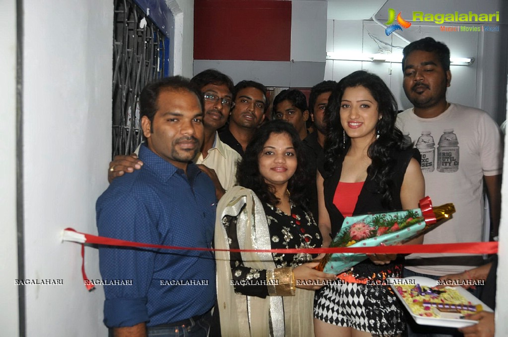 Richa Panai inaugurates Naturals-Hair & Beauty Unisex Salon & Spa at Dilsukhnagar, Hyderabad