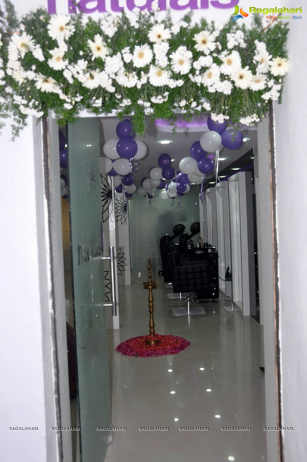 Richa Panai inaugurates Naturals-Hair & Beauty Unisex Salon & Spa at Dilsukhnagar, Hyderabad