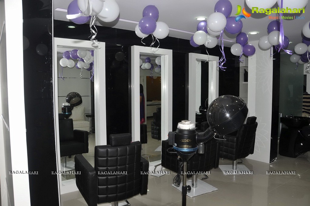 Richa Panai inaugurates Naturals-Hair & Beauty Unisex Salon & Spa at Dilsukhnagar, Hyderabad