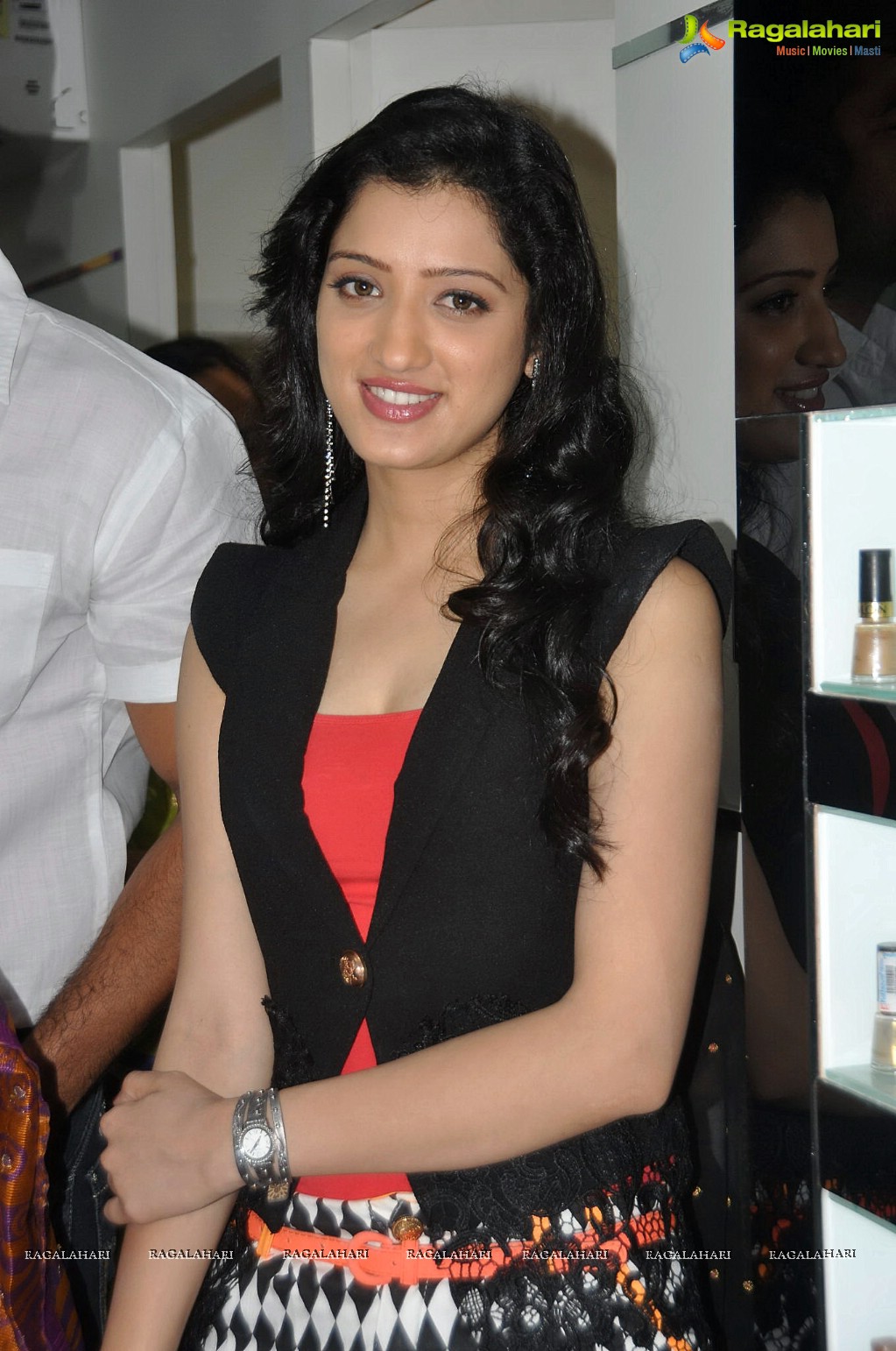 Richa Panai inaugurates Naturals-Hair & Beauty Unisex Salon & Spa at Dilsukhnagar, Hyderabad