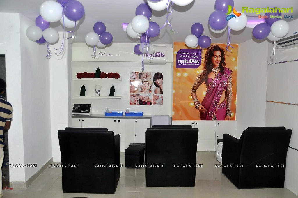 Richa Panai inaugurates Naturals-Hair & Beauty Unisex Salon & Spa at Dilsukhnagar, Hyderabad
