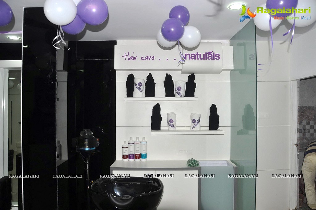 Richa Panai inaugurates Naturals-Hair & Beauty Unisex Salon & Spa at Dilsukhnagar, Hyderabad