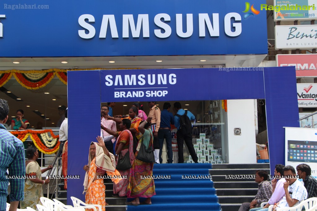 Archana launch Samsung Digital Plaza at Attapur