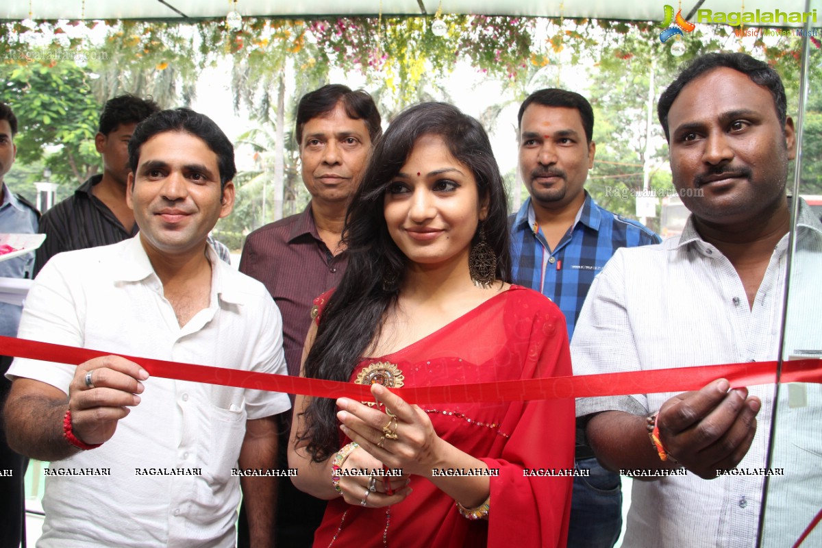 Madhavi Latha inaugurates Shree Parinayaa Exclusive Sarees and Suits Showroom