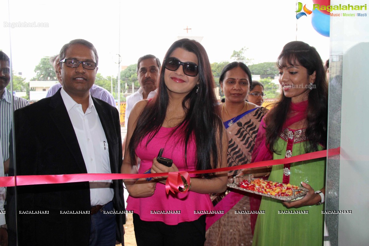 Tashu Kaushik launches Optorium Eye Store Kukatpally