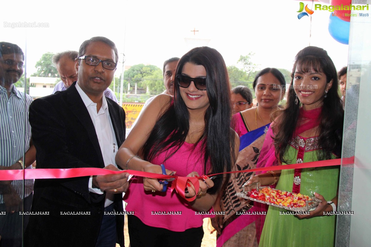 Tashu Kaushik launches Optorium Eye Store Kukatpally