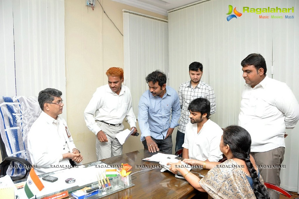 Sai Dharam Tej and Pawan Kalyan Fans Donated Stretchers To Gandhi Hospital