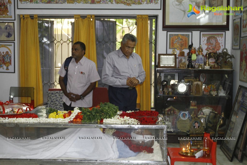 Celebs pay tributes to Bapu