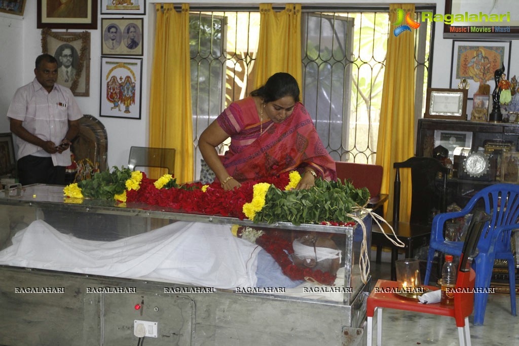 Celebs pay tributes to Bapu