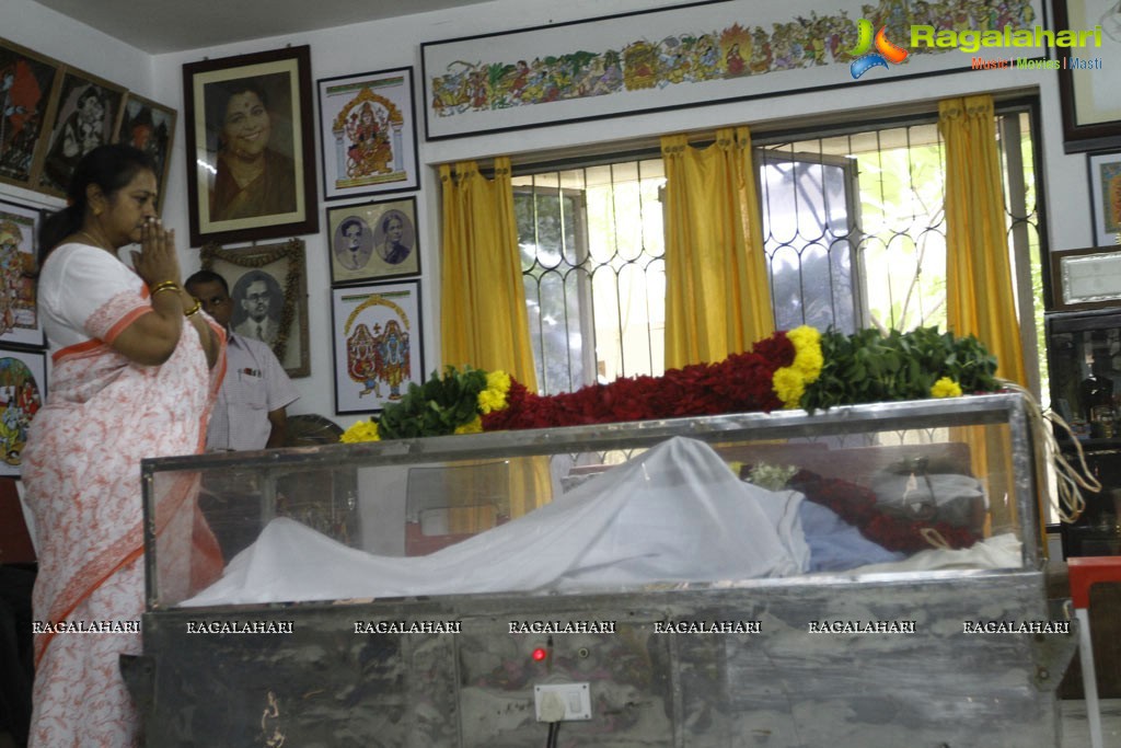 Celebs pay tributes to Bapu