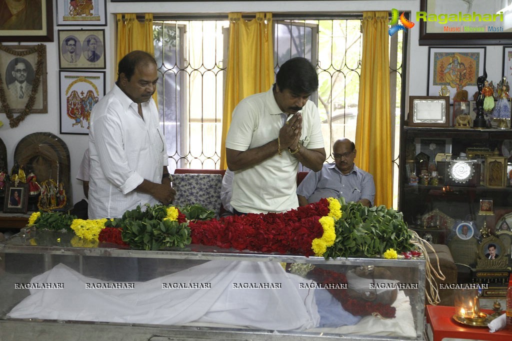 Celebs pay tributes to Bapu