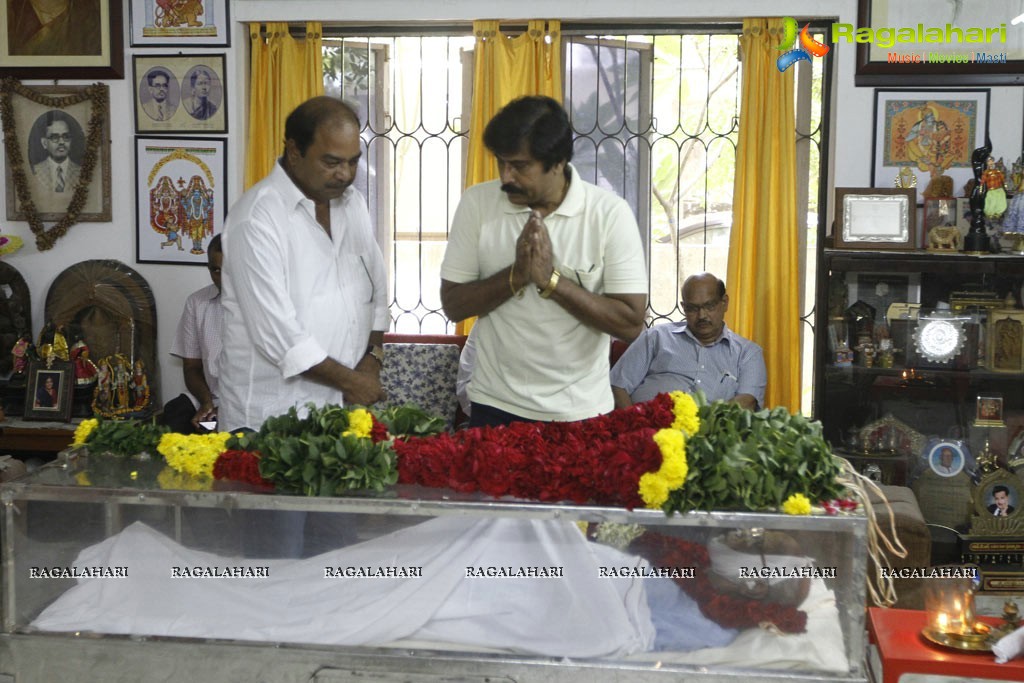 Celebs pay tributes to Bapu