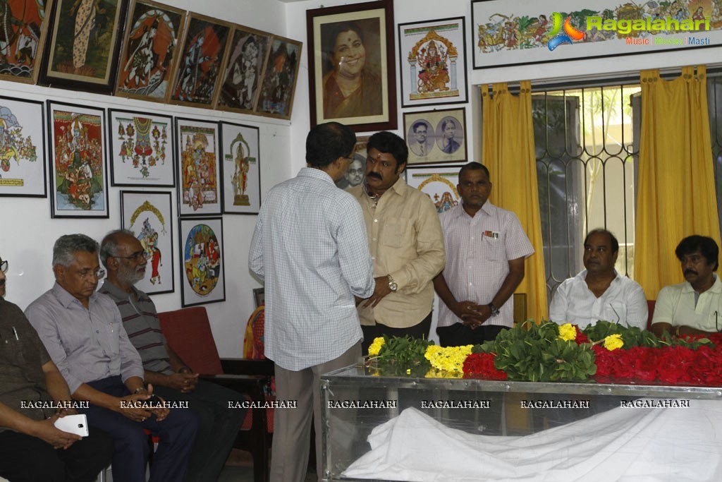 Celebs pay tributes to Bapu