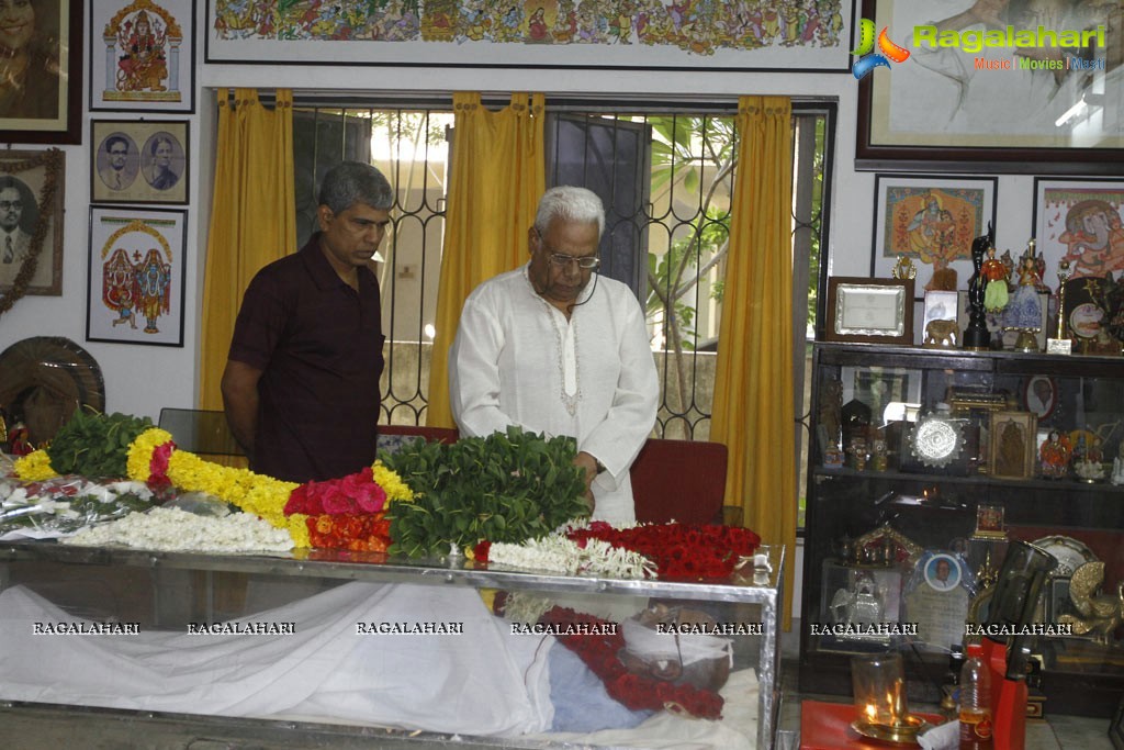 Celebs pay tributes to Bapu