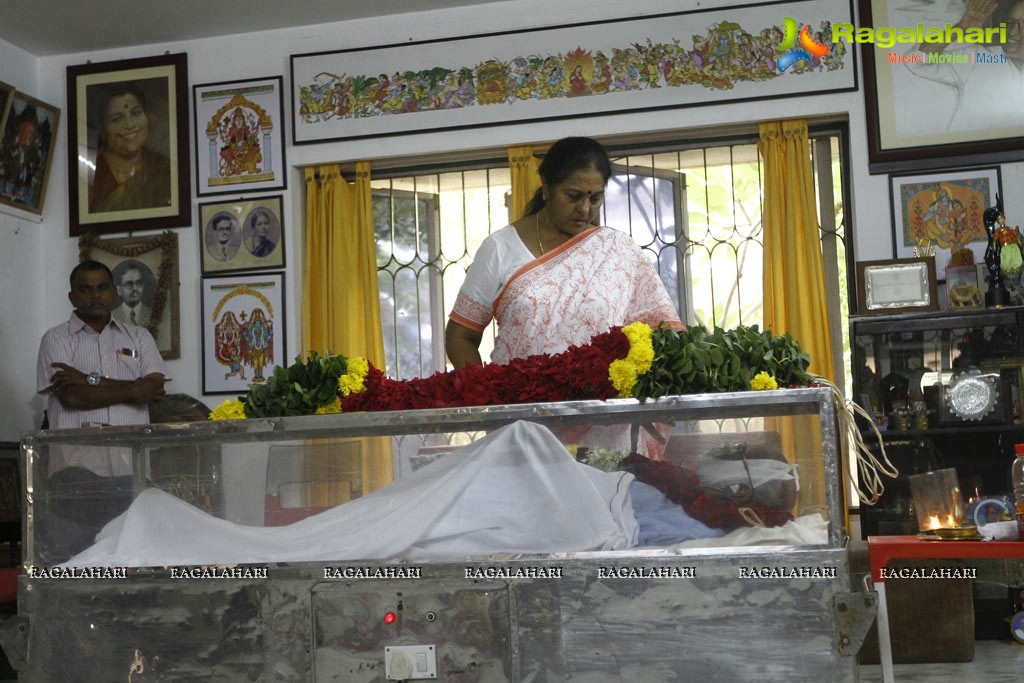 Celebs pay tributes to Bapu