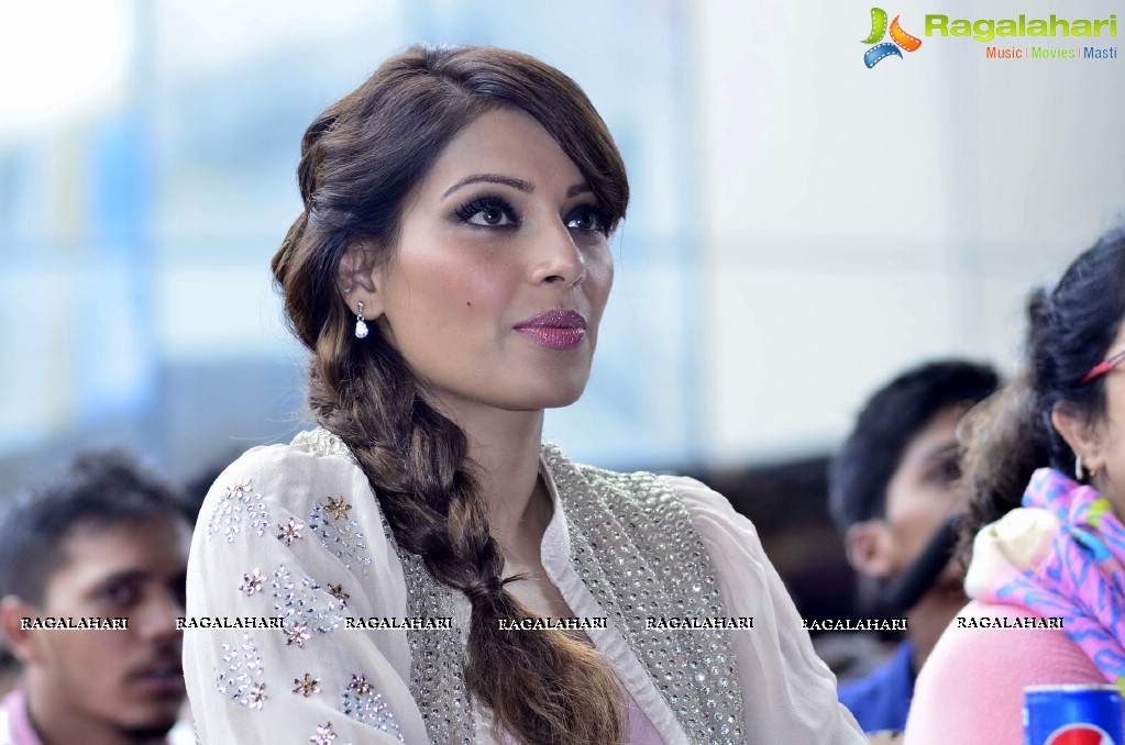 Bipasha Basu promotes 'Creature 3D' at Mithibai College Festival