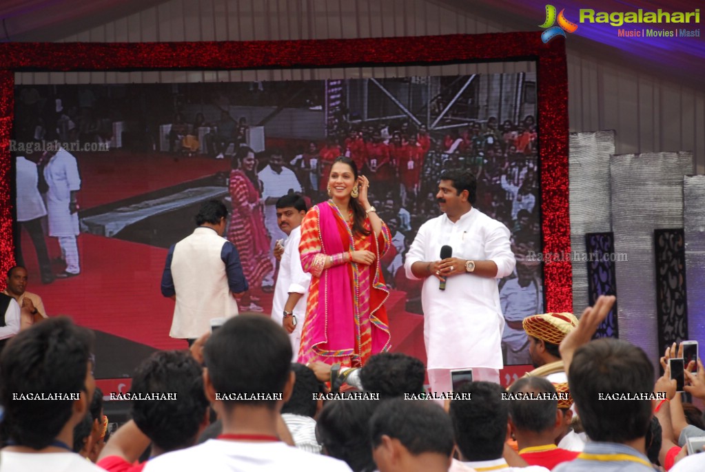 Bolly Celebs at Dahi Handi 2014 Celebrations of MNS leader Ram Kadam